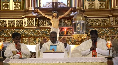கிறிஸ்தவ ஆலயங்களில் பங்கு தந்தையர் மட்டுமே பங்கேற்ற ஈஸ்டர் திருப்பலி; கரோனா தொற்றில் இருந்து மக்கள் மீள்வதற்கு சிறப்பு பிரார்த்தனை