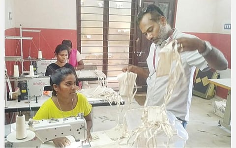 புதுச்சேரியில் முகக்கவசம் தயாரிப்பில் ஈடுபட்டுள்ள தொண்டு நிறுவன குழந்தைகள்.