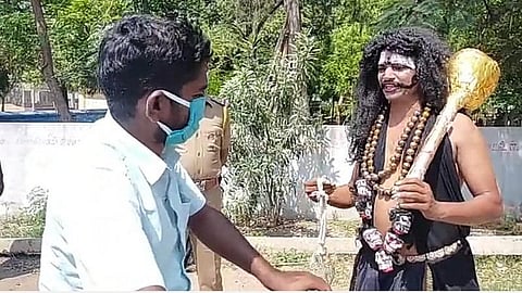 அருப்புக்கோட்டையில்  எமதர்மன் வேடமணிந்து கரோனா விழிப்புணர்வை ஏற்படுத்திய போலீஸார்