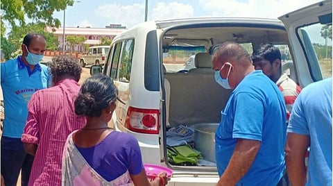 கன்னியாகுமரியில் சுற்றுலாப் பயணிகள் இன்மையால் பசியால் தவிக்கும் ஆதரவற்றோர்: தினமும் 150 பேருக்கு உணவளிக்கும் மெரைன் போலீஸார்
