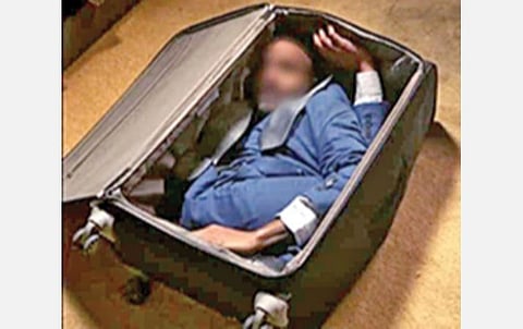 நண்பனை சூட்கேசில் அடைத்து வீட்டுக்கு அழைத்து சென்ற மாணவர்