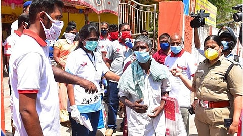 ஊரடங்கால் மதுரை காப்பகங்களில் தங்கவைக்கப்பட்ட வெளி மாவட்டத்தினர் சொந்த ஊருக்கு அனுப்பிவைப்பு