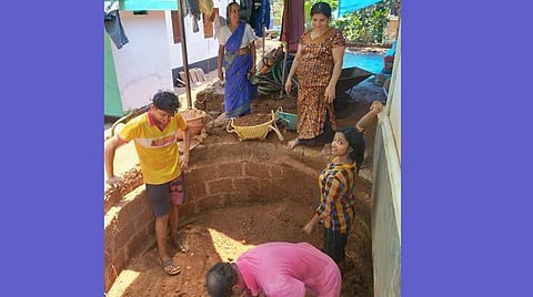 குடும்பமே சேர்ந்து கிணறு வெட்டி சாதனை: 14 நாட்களைப் பயனுள்ளதாக மாற்றிய ஆட்டோ ஓட்டுநர்