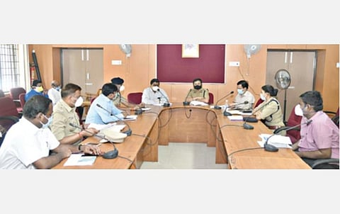 சேலம் மாவட்டத்தில் கரோனா தடுப்பு முன்னெச்சரிக்கை நடவடிக்கைகள் குறித்து ஆட்சியர் ராமன் உள்ளிட்ட அதிகாரிகளுடன் ஆலோசனையில் ஈடுபட்ட சேலம் மண்டல கண்காணிப்பு சிறப்புக் குழு அதிகாரிகள்  கிர்லோஸ்குமார், மஞ்சுநாதா.