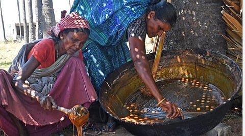 ஊரடங்கால் பதநீர் விற்பனைக்கு தடை: ஆசிரியர்களுக்கு ஊதியம் வழங்குவதில் சிக்கல்- தூத்துக்குடி அருகே கிராம மக்கள் தவிப்பு