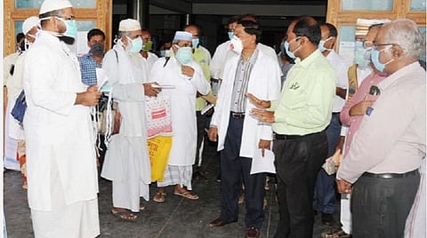 சிவகங்கை அரசு மருத்துவமனையில் கரோனா பாதிப்பில் இருந்து குணமடைந்தவர்களை அவரவர் வீடுகளுக்கு ஆட்சியர் ஜெயகாந்தன் வழியனுப்பி வைத்தார்.