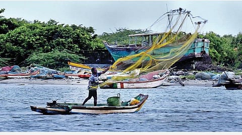 மீன்பிடி தடைக்காலம் நேற்று தொடங்கியுள்ள நிலையில், சிறு நாட்டுப் படகுகளில் மட்டும் சென்று மீன் பிடிக்க அனுமதி அளிக்கப்பட்டுள்ளது. புதுச்சேரி தேங்காய்திட்டு மீன்பிடி துறைமுகத்தில் அந்தி சாயும் வேளையில் சிறு படகில் சென்று மீன் பிடிக்க வலை வீசும் மீனவர். படம்: எம்.சாம்ராஜ்﻿﻿
