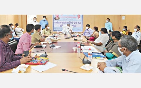 கரோனா தொற்று தடுப்பு குறித்து தருமபுரி ஆட்சியர் அலுவலகத்தில் உயர் கல்வித்துறை அமைச்சர் கே.பி.அன்பழகன் தலைமையில் ஆய்வுக் கூட்டம் நடந்தது