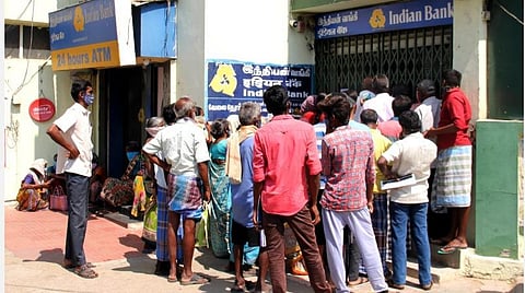 உள்ளே கட்டுப்பாடு; வெளியே கடும் நெரிசல்: கோவை அரசு அலுவலகங்களில் காற்றில் பறக்கும் தனிமனித இடைவெளி