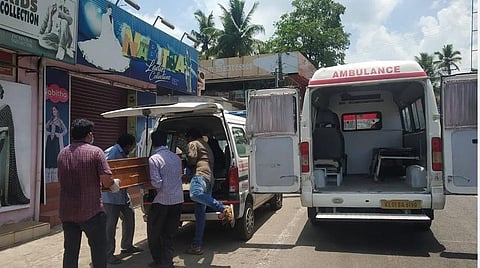 குமரி எல்லையை மூடிய கேரள போலீஸார்; நோயாளிகளுடன் வரும் ஆம்புலன்ஸும் எல்லையுடன் நிறுத்தம்- தமிழக மக்கள் அதிருப்தி