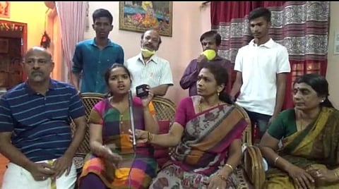 கரோனா வைரஸ் விழிப்புணர்வுப் பாடல்: ஓசூர் அரசுப் பள்ளி ஆசிரியைக்கு குவியும் பாராட்டு