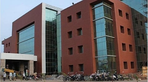 சிங்காநல்லூர் இஎஸ்ஐ மருத்துவமனையை கரோனா சிகிச்சைக்காக ஒதுக்கியதை ஏற்க முடியாது: முன்னாள் எம்எல்ஏ ஆறுமுகம் இஎஸ்ஐ  இயக்குநருக்குக் கடிதம்