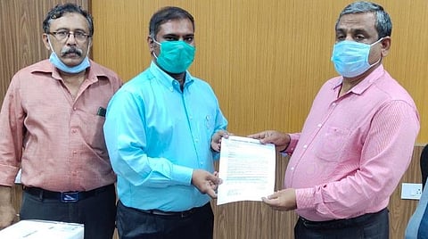 பால் தினகரனின் கடிதத்தை கோவை மாவட்ட ஆட்சியர் கு.ராசாமணியிடம் வழங்கிய காருண்யா சீஷா மருத்துவமனை முதன்மை செயல் அதிகாரி சாமுவேல் தாமஸ், மக்கள் தொடர்பு அதிகாரி ஜெபசிங்.