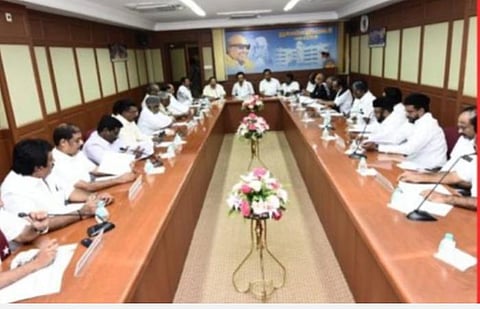 கரோனா நிவாரணப் பணி; ரூ.35,000 கோடி ஒதுக்கீடு செய்து செயல் திட்டம் தீட்டுக: திமுகவின் அனைத்துக் கட்சிக் கூட்டத்தில் தீர்மானம்