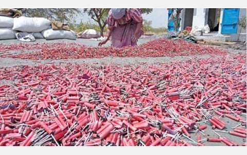 20-ம் தேதி முதல் 50% தொழிலாளர்களுடன் பட்டாசு ஆலை இயங்கலாம்- விருதுநகர் ஆட்சியர் அறிவிப்பு