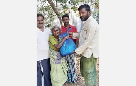 யாரா இருந்தா என்ன? பசி ஆத்துறதுதான் முக்கியம்!- உதவி வழங்கும் வீரப்பன் கூட்டாளி