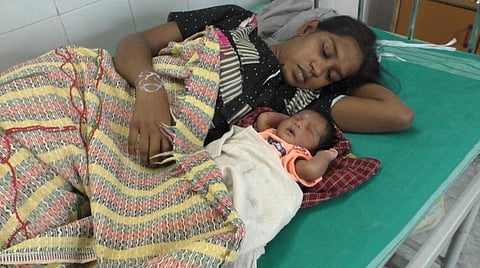 மருத்துவமனையில் நந்தினியும் குழந்தையும்