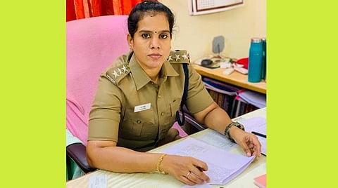 கடலூரில் பட்டினியுடன் கழிப்பறையில் தவித்த நாடோடிக் குடும்பம்: மீட்டு அரசு முகாமில் சேர்த்த  காவல் துணைக் கண்காணிப்பாளர்