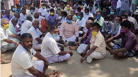 காவல் உதவி ஆய்வாளரைக் கண்டித்து ஶ்ரீவைகுண்டத்தில் வியாபாரிகள் திடீர் போராட்டம்