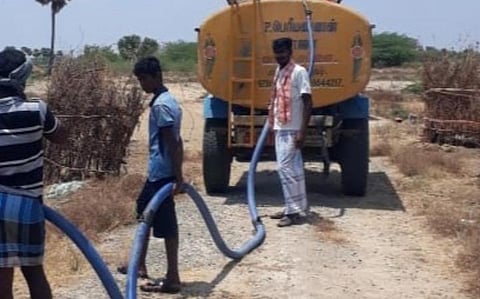 காளையார்கோவில் அருகே டேங்கரில் நீரை விலைக்கு வாங்கி மரக்கன்றுகளுக்கு ஊற்று ஊராட்சித் தலைவர்.