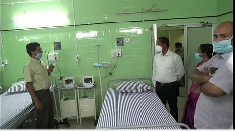 ஓசூர் இஎஸ்ஐ மருத்துவமனையில் தயார் நிலையில் உள்ள கரோனா சிகிச்சை பிரிவில் ஆய்வு மேற்கொண்ட  மாவட்ட ஆட்சியர் பிரபாகர். உடன் தலைமை மருத்துவர் கீதா மற்றும் பலர்.