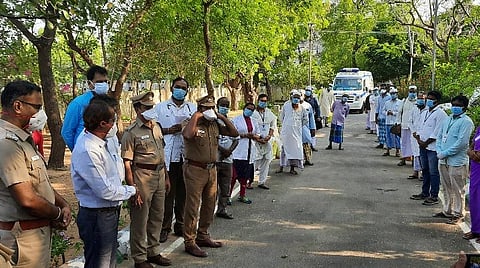 கரோனாவிலிருந்து குணமடைந்து வீடு திரும்புபவர்களை வழியனுப்பும் மருத்துவக் குழுவினர்.
