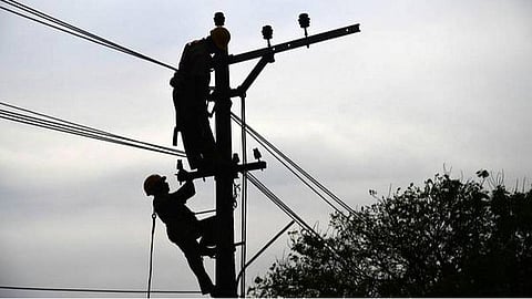 கரோனா ஊரடங்கில் ஓய்வின்றி பணி: சுகாதாரத் துறையைப் போல் மின்வாரிய ஊழியர்களுக்கும் ரூ.50 லட்சம் காப்பீடு செய்யப்படுமா?