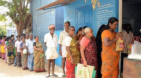 முக்கிய சூழலில் ரேஷன் கடைகள் இருந்தால்தான் அத்தியாவசிய பொருட்களை மக்களிடம் எளிதாக கொண்டு சேர்க்க முடியும்- ரேஷன் கடைகள் செயல்படாததால் அரிசி விநியோகத்தில் திணறும் புதுச்சேரி அரசு