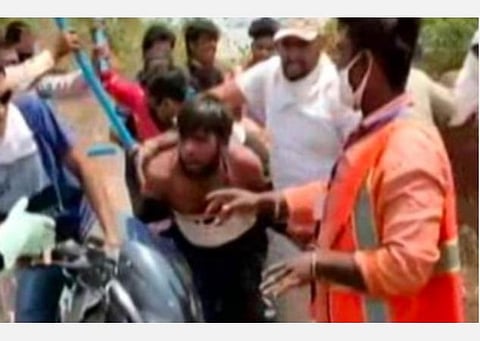 ம.பி.யில் அட்டூழியம்: துப்புரவுப் பணியாளருக்கு கோடரியால் குத்து, ஆடைகளைக் கிழித்து அலங்கோலம்