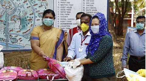 வட கிழக்கு மாநில மாணவிகளுக்கு உணவுப் பொருள் வழங்கும் சட்டப்பணிகள் ஆணைக்குழு செயலர் வி.தீபா.