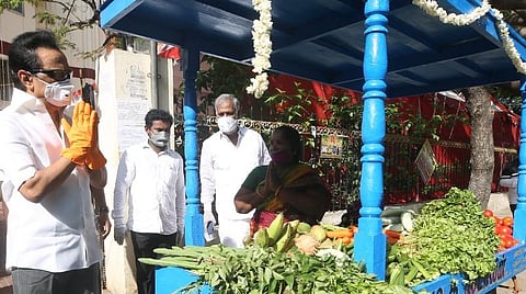 தள்ளுவண்டியை வழங்கிய ஸ்டாலின்.