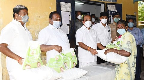 28,198 அமைப்புசாரா தொழிலாளர்களுக்கு நிவாரண உதவி: அமைச்சர் கடம்பூர் ராஜூ வழங்கினார்