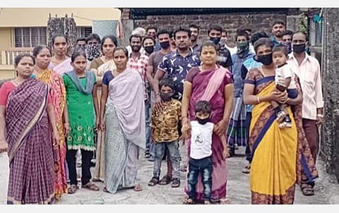 மேற்கு வங்கத்தில் தவிக்கும் முதுகுளத்தூரைச் சேர்ந்த 20 குடும்பத்தினர்.