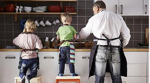 குழந்தைமையை நெருங்குவோம்: 5- அடுப்பாங்கரைக்குள் குழந்தைகள்