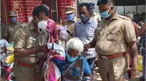 மதுரையில் வேலையின்றி தவித்த கட்டிடத் தொழிலாளர்களுக்கு உதவிய காவல்துறை