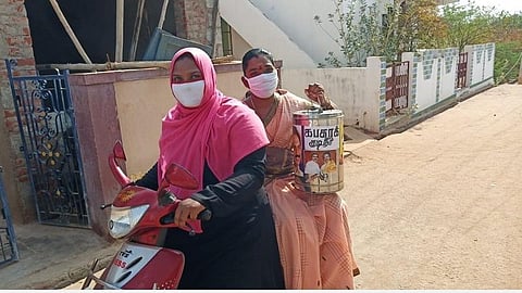 கபசுரகுடிநீர் கேனுடன் கிராமமக்களை சந்திக்க இருசக்கரவாகனத்தில் செல்லும் வத்தலகுண்டு ஊராட்சி ஒன்றிய தலைவர் பரமேஸ்வரி முருகன்.