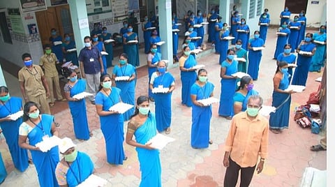 நாகர்கோவில் மாநகராட்சியில் கரோனா தடுப்பு நடவடிக்கையில் ஈடுபட்டுள்ள கொசு ஒழிப்பு பணியாளர்களுக்கு முட்டைகள் விநியோகம் செய்யப்பட்டது.