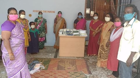 முகக்கவசம் தயாரிக்கும் பெண்கள்.