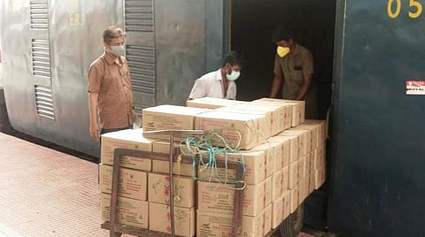 சிறப்பு சரக்கு ரயில் சேவை மூலம் 10 நாட்களில் 105 டன் காய்கறிகள், முகக்கவசம், மருந்துகள் விநியோகம்.