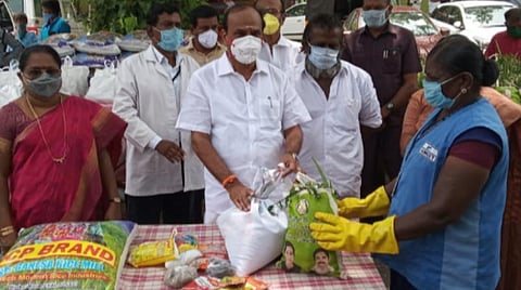 நலத்திட்ட உதவிகளை வழங்கும் அமைச்சர் கடம்பூர் ராஜூ