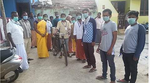 மதியம் உணவு; மாலையில் கபசுரக் குடிநீர்: எளியவர்களைத் தேடிச்சென்று உதவும் பறக்கை கிராம இளைஞர்கள்