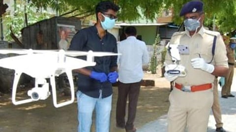 மதுரையில் ஊரடங்கை மீறி கண்மாய் பகுதியில் குவியும் இளைஞர்கள்: ‘ட்ரோன்’ மூலம் விரட்டும் போலீஸார்