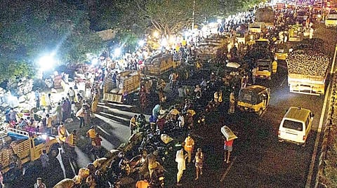 முகக்கவசம் அணியாமல், சமூக இடைவெளியை கேள்விக்குறியாக்கி கரோனா பரவலுக்கு காரணமாகும் மார்க்கெட்- கூட்டத்தை ஒழுங்குபடுத்த நடவடிக்கை எடுக்கப்படுமா?