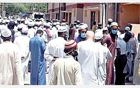 டெல்லி சுல்தான்புரி பகுதியில் உள்ள கரோனா முகாமில் தமிழர் உயிரிழந்ததை கண்டித்து போராட்டத்தில் ஈடுபட முயன்ற தமிழக முஸ்லிம்கள்.