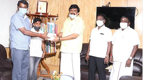 அம்மா உணவகங்களில் இலவசமாக உணவு வழங்க அதிமுக ரூ. 8.60 லட்சம் வழங்கல்