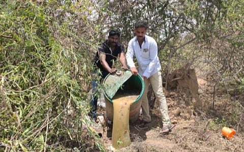 பறிமுதல் செய்த கள்ளச்சாராயத்தை தரையில் கொட்டி அழிக்கும் போலீஸார் | கோப்புப் படம்.