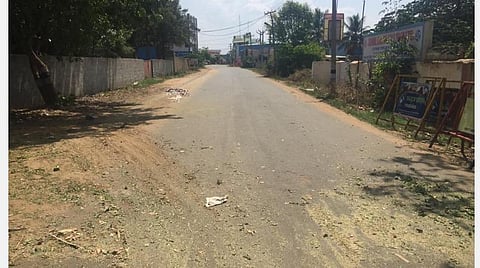 தடுப்புகள் அகற்றப்பட்ட பேகேப்பள்ளி கிராமத்துக்குச் செல்லும் சாலை