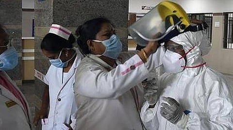 பாதுகாப்பு உடைகளைக் களப்பணியில் அல்லாதோர் பயன்படுத்திடல் குற்றம்