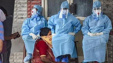 கரோனா பாதித்த மீனாட்சியம்மன் கோயில் பட்டரின் தாய் உயிரிழப்பு: மதுரையில் கரோனா சமூகப் பரவல் நிலையை எட்டியதா?- ஒட்டுமொத்த நகரத்திற்கும் போலீஸார் சீல்