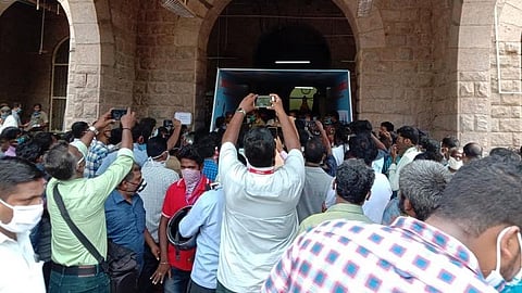 மதுரையில் வாகன அடையாள அட்டைக்காக ஆட்சியர் அலுவலகத்தில் திரண்ட மக்களால் பரபரப்பு: பழைய நிலையே நீடிக்கும் என ஆட்சியர் உத்தரவு 